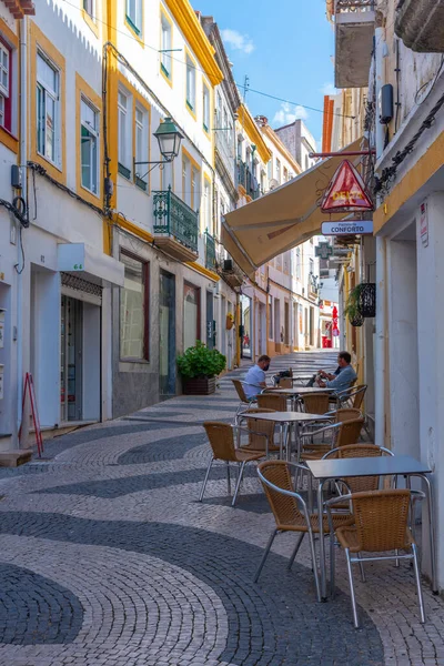 Portalegre, Portekiz, 15 Haziran 2021: Portekiz 'in Portalegre kentindeki ticaret caddesi.