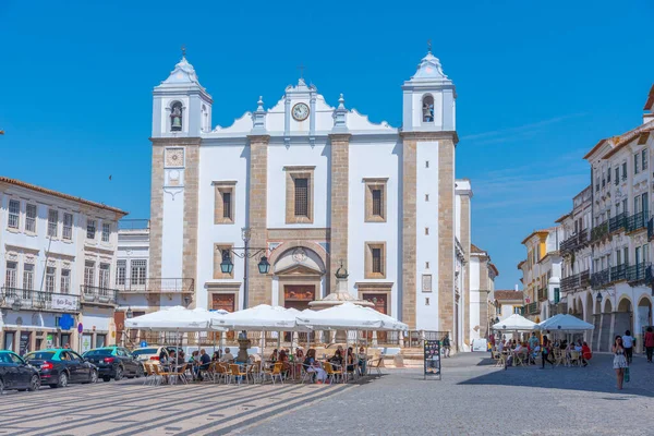 2021年6月15日 葡萄牙埃武拉 人们在葡萄牙埃武拉的普拉多 吉拉尔多广场享受这一天 — 图库照片
