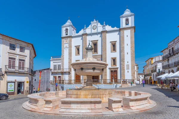 Evora, Portekiz, 15 Haziran 2021: İnsanlar Portekiz 'in Evora kentindeki Praca do Giraldo Meydanı' nda güneşli bir günün tadını çıkarıyorlar..