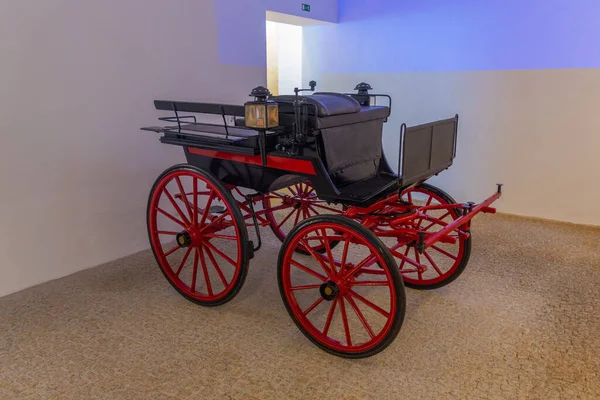 Evora, Portekiz, 15 Haziran 2021: Evora, Portekiz 'de arabaların ve arabaların sergilenmesi.