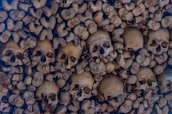 Evora, Portekiz, 15 Haziran 2021: Portekiz, Evora 'da Capela dos ossos' ta kafatası ve kemik dekorasyonu.