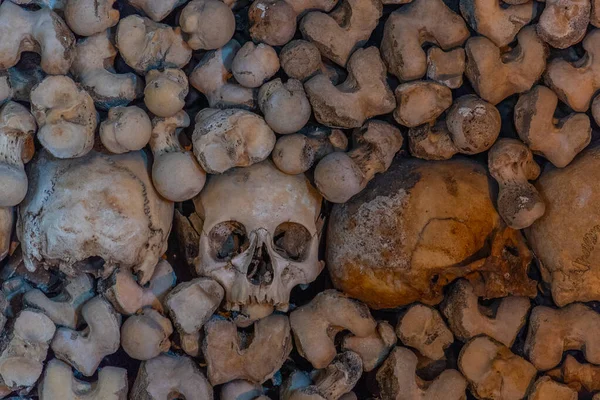 Evora, Portekiz, 15 Haziran 2021: Portekiz, Evora 'da Capela dos ossos' ta kafatası ve kemik dekorasyonu.