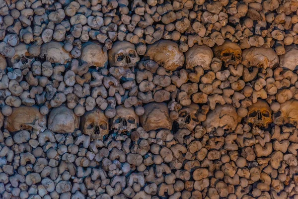 Evora, Portekiz, 15 Haziran 2021: Portekiz, Evora 'da Capela dos ossos' ta kafatası ve kemik dekorasyonu.