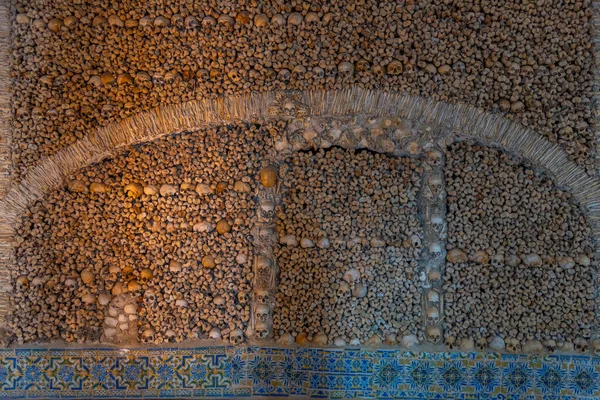 Evora, Portekiz, 15 Haziran 2021: Portekiz, Evora 'da Capela dos ossos' ta kafatası ve kemik dekorasyonu.
