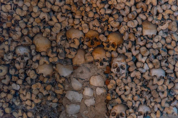 Evora, Portekiz, 15 Haziran 2021: Portekiz, Evora 'da Capela dos ossos' ta kafatası ve kemik dekorasyonu.