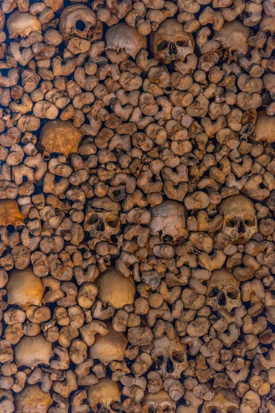 Evora, Portekiz, 15 Haziran 2021: Portekiz, Evora 'da Capela dos ossos' ta kafatası ve kemik dekorasyonu.