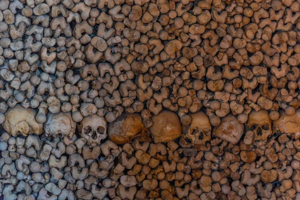 Evora, Portekiz, 15 Haziran 2021: Portekiz, Evora 'da Capela dos ossos' ta kafatası ve kemik dekorasyonu.