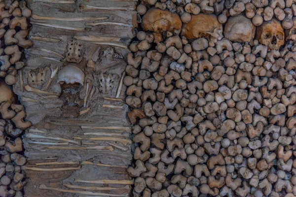 Evora, Portekiz, 15 Haziran 2021: Portekiz, Evora 'da Capela dos ossos' ta kafatası ve kemik dekorasyonu.