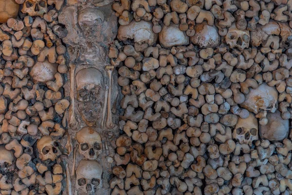 Evora, Portekiz, 15 Haziran 2021: Portekiz, Evora 'da Capela dos ossos' ta kafatası ve kemik dekorasyonu.