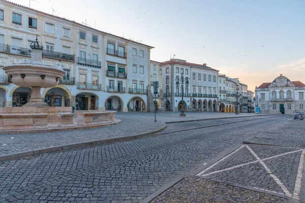 Evora, Portekiz, 15 Haziran 2021, Evora, Portekiz 'deki Evora do Giraldo Meydanı' nda sabah.