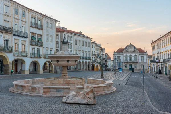 Evora, Portekiz, 15 Haziran 2021, Evora, Portekiz 'deki Evora do Giraldo Meydanı' nda sabah.