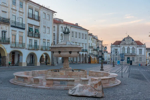 Evora, Portekiz, 15 Haziran 2021, Evora, Portekiz 'deki Evora do Giraldo Meydanı' nda sabah.