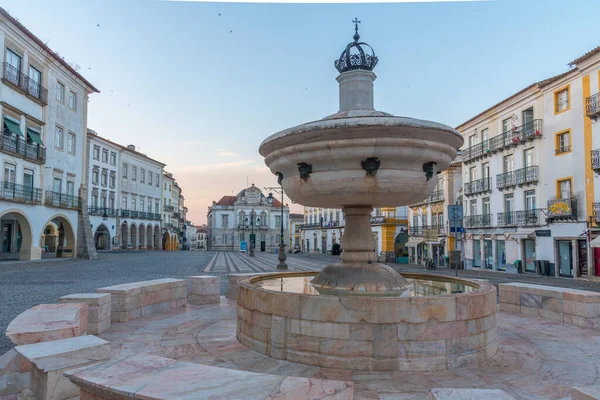 Evora, Portekiz, 15 Haziran 2021, Evora, Portekiz 'deki Evora do Giraldo Meydanı' nda sabah.