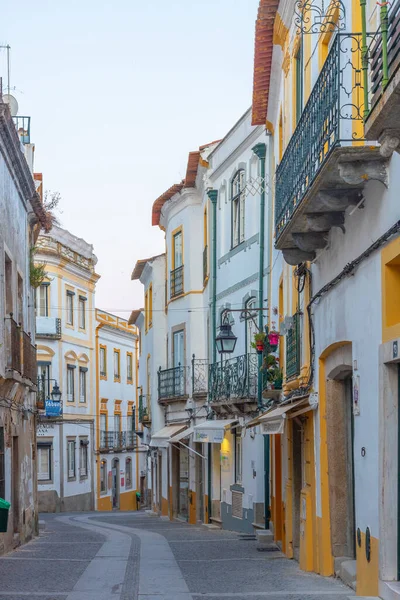 Evora, Portekiz, 15 Haziran 2021: Portekiz 'in Evora kentindeki ticari cadde.