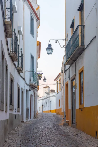 Evora, Portekiz, 15 Haziran 2021: Portekiz 'in Evora kentindeki ticari cadde.