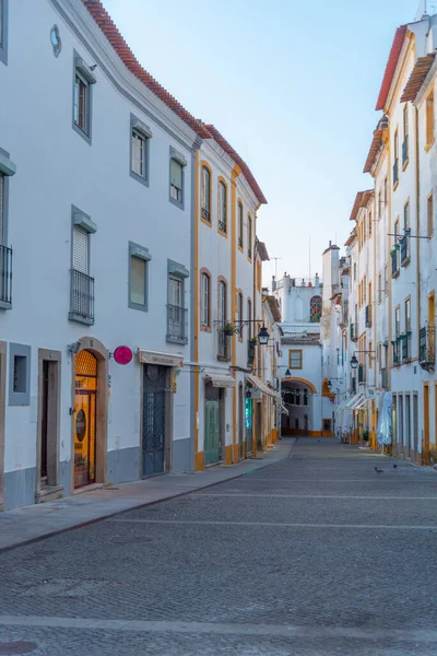 Evora, Portekiz, 15 Haziran 2021: Portekiz 'in Evora kentindeki ticari cadde.