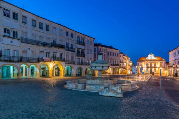 Evora, Portekiz, 15 Haziran 2021, Evora, Portekiz 'deki Evora do Giraldo Meydanı' nda sabah.