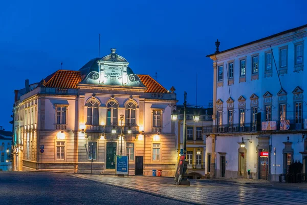 2021年6月15日 葡萄牙埃武拉 葡萄牙银行在埃武拉的普拉多吉拉尔多广场的夜景 — 图库照片