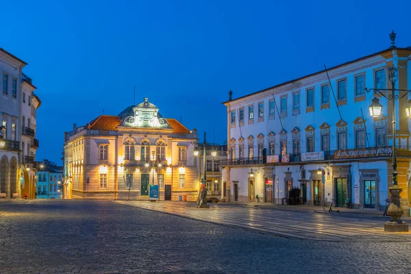 Evora, Portekiz, 15 Haziran 2021: Evora 'daki Evora do Giraldo Meydanı' ndaki Banco de Portugal 'ın gece görüşü.