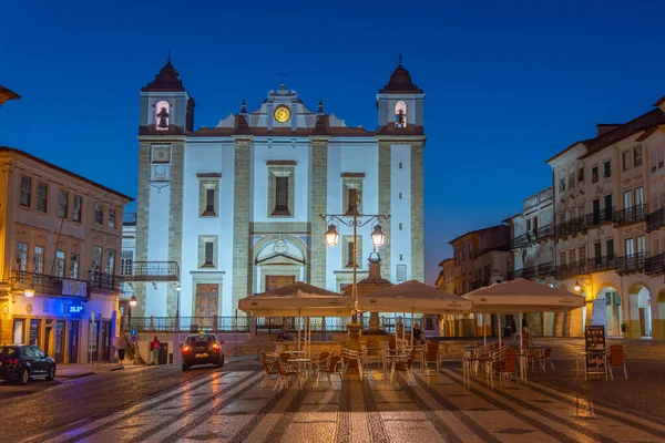 Evora, Portekiz, 14 Haziran 2021: Evora, Portekiz 'deki Sao Antao kilisesi gece görüşü.