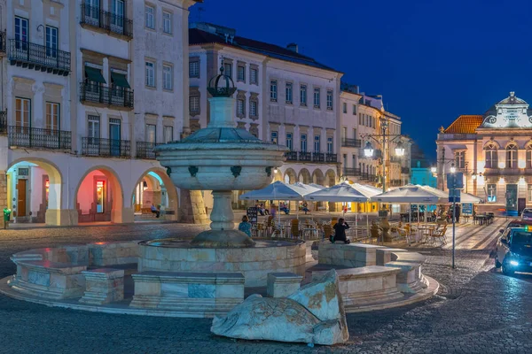 Evora, Portekiz, 15 Haziran 2021, Evora, Portekiz 'deki Evora do Giraldo Meydanı' nda sabah.