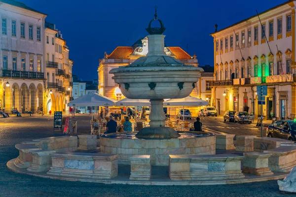 Evora, Portekiz, 15 Haziran 2021, Evora, Portekiz 'deki Evora do Giraldo Meydanı' nda sabah.