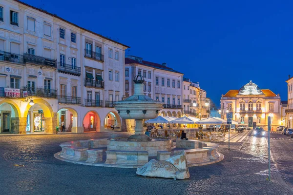 Evora, Portekiz, 15 Haziran 2021, Evora, Portekiz 'deki Evora do Giraldo Meydanı' nda sabah.