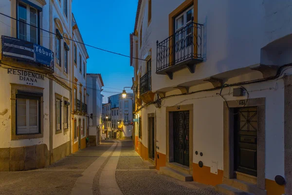 Evora, Portekiz, 14 Haziran 2021: Portekiz 'in Evora kasabasındaki dar bir caddenin gece görüşü.