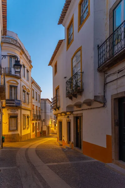 Evora, Portekiz, 14 Haziran 2021: Portekiz 'in Evora kasabasındaki dar bir caddenin gece görüşü.