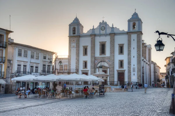 Evora, Portekiz, 14 Haziran 2021: Evora, Portekiz 'deki Sao Antao kilisesi gece görüşü.