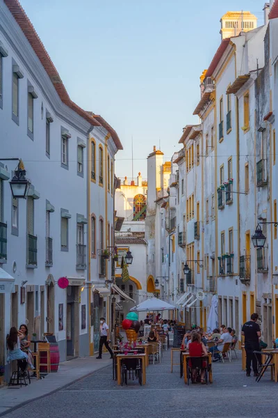 Evora, Portekiz, 14 Haziran 2021: İnsanlar Evora, Portekiz 'de bir sokakta yemek yiyorlar.