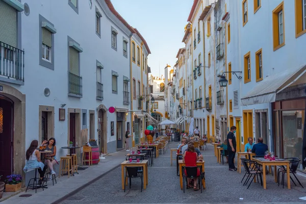 Evora, Portekiz, 14 Haziran 2021: İnsanlar Evora, Portekiz 'de bir sokakta yemek yiyorlar.