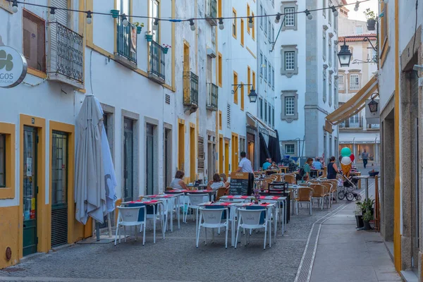 Evora, Portekiz, 14 Haziran 2021: İnsanlar Evora, Portekiz 'de bir sokakta yemek yiyorlar.