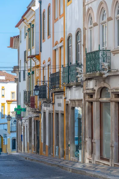 Evora, Portekiz, 14 Haziran 2021: Portekiz 'in Evora kentindeki ticari cadde.