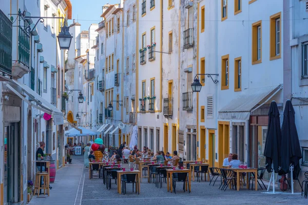 Evora, Portekiz, 14 Haziran 2021: Portekiz 'in Evora kentindeki ticari cadde.