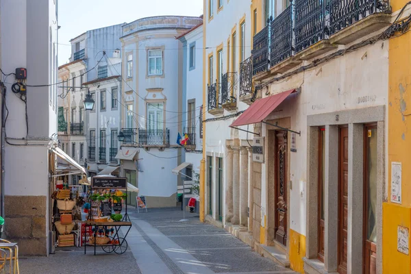 Evora, Portekiz, 14 Haziran 2021: Portekiz 'in Evora kentindeki ticari cadde.