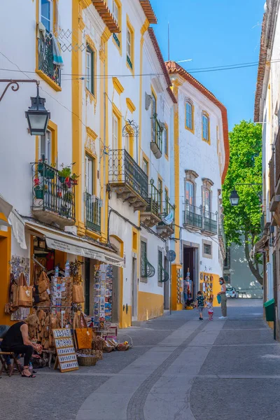 Evora, Portekiz, 14 Haziran 2021: Portekiz 'in Evora kentindeki ticari cadde.