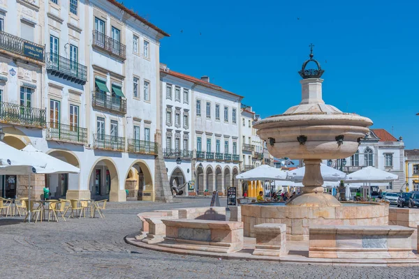 Evora, Portekiz, 14 Haziran 2021: İnsanlar Portekiz 'in Evora kentindeki Praca do Giraldo Meydanı' nda güneşli bir günün tadını çıkarıyorlar..