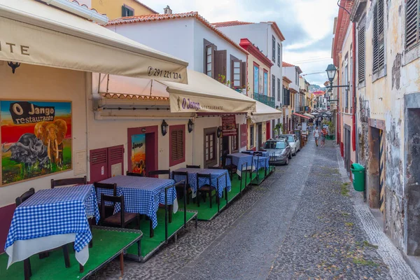 Funchal, Portekiz, 13 Haziran 2021: Portekiz 'in Funchal kasabasındaki bir caddedeki restoranlar.