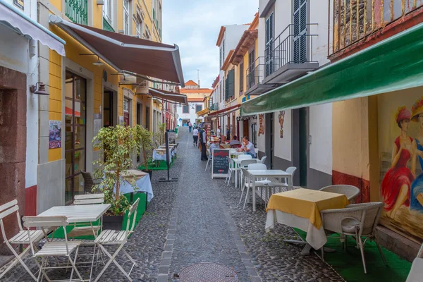 Funchal, Portekiz, 13 Haziran 2021: Portekiz 'in Funchal kasabasındaki bir caddedeki restoranlar.