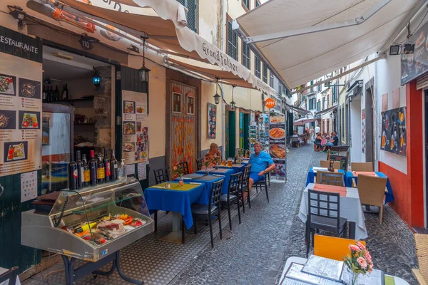 Funchal, Portekiz, 13 Haziran 2021: Portekiz 'in Funchal kasabasındaki bir caddedeki restoranlar.
