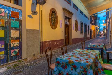 Funchal, Portekiz, 12 Haziran 2021: Portekiz 'in Funchal kasabasındaki bir caddedeki restoranlar.