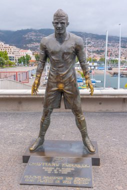 Funchal, Portekiz, 12 Haziran 2021: Portekiz 'in Funchal kentindeki Cristiano Ronaldo Heykeli.