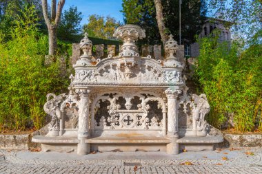 Sintra, Portekiz, 28 Ekim 2021: Sintra, Portekiz 'deki Quinta da Regaleira sarayında taş bank.