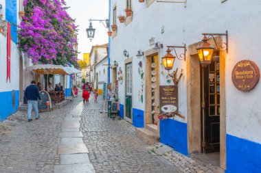 Sintra, Portekiz, 27 Ekim 2021: Portekiz 'deki ölüm bidosu şatosunun içinde dar bir sokak manzarası.