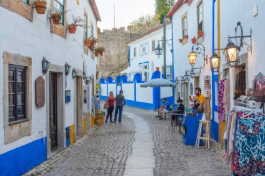 Portekiz, Obidos, Portekiz, 27 Ekim 2021: Portekiz 'deki ölüm bidosu şatosunun içinde dar bir sokak manzarası.