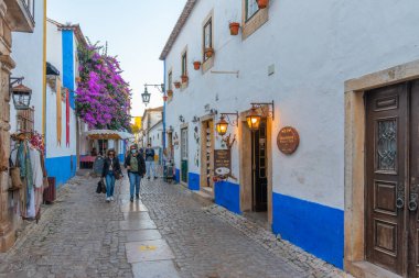 Portekiz, Obidos, Portekiz, 27 Ekim 2021: Portekiz 'deki ölüm bidosu şatosunun içinde dar bir sokak manzarası.