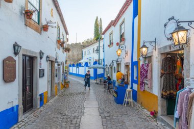 Portekiz, Obidos, Portekiz, 27 Ekim 2021: Portekiz 'deki ölüm bidosu şatosunun içinde dar bir sokak manzarası.