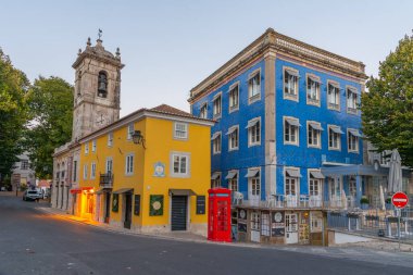 Sintra, Portekiz, 28 Ekim 2021: Portekiz Sintra Portekiz 'in renkli caddesi