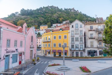 Sintra, Portekiz, 28 Ekim 2021: Portekiz Sintra Portekiz 'in renkli caddesi